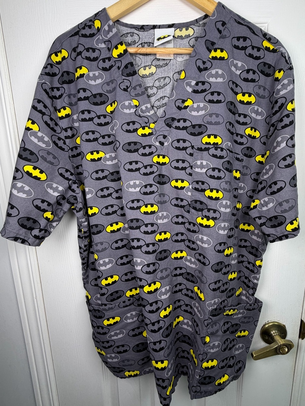 Batman Gray Scrub Top Men's XL 100% Cotton V Neck Logo Print Medical Nurse